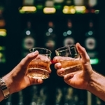 乾杯する2人 ※イメージ写真(Andrey/stock.adobe.com)