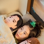 声を聞きながら一緒に眠れるマユリカの「魚肉ソーセージクッション」。阪本さんに「俺のどんな表情やねん」とツッコまれたそう(画像提供:フェリシモ)