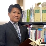 あさがお法律事務所の岡田晃朝弁護士。30歳手前で脱サラし、多くのアルバイトをしながら司法試験に合格。「叩き上げの弁護士」と自らを称す