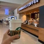 石垣島の空港にある「日本最南端のスターバックス」にて(撮影Coco)