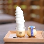 大富牧場のFLYINGCOWで販売し、マップにも掲載されている「プリンソフト」(左)と「牧場プリン3」(右)。佐賀の卵、牧場の生乳、奄美諸島のきびさとうを使った極上の味