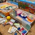 算数セット。おはじきやサイコロ、足し算・引き算カードなど数百個にすべて名前を書くのは苦行です(提供画像)