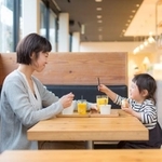 食事を楽しむ親子連れ(スープストックトーキョー提供)