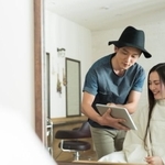 男性美容師と女性客 ※画像はイメージです(One/stock.adobe.com)