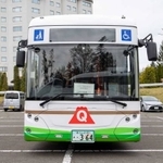 緑の上に富士急のロゴが入ったインパクトのあるフロントフェイス