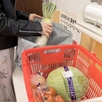 スーパーのサッカー台で会計後の商品を詰める客(折兼提供)