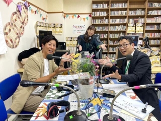 開局した「みんなのあま咲き放送局」に出演した元阪神の的場さん(左)
