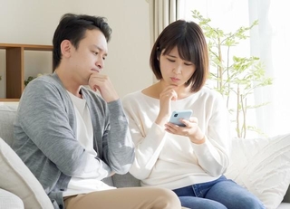 結婚のハードルは「経済的問題」が最多 ※画像はイメージです(polkadot/stock.adobe.com)