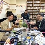 開局した「みんなのあま咲き放送局」に出演した元阪神の的場さん(左)