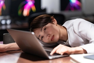この会社ブラックかも… ※画像はイメージです(naka/stock.adobe.com)