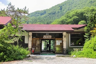 宮城県栗原市にある旅館「温湯温泉 佐藤旅館」の外観(佐藤旅館提供)