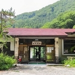 宮城県栗原市にある旅館「温湯温泉 佐藤旅館」の外観(佐藤旅館提供)