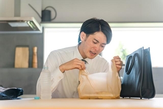 疲れ切ってコンビニで買い物したら買ってないものまで持ってきてしまった! ※画像はイメージです(buritora/stock.adobe.com)