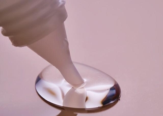 瞬間接着剤での「やけど」に注意!※画像はイメージです(Marevgenna/stock.adobe.com)