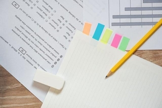ノートは教科書の色に合わせてる?※画像はイメージです(Kana Design Image/stock.adobe.com)