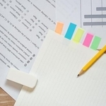 ノートは教科書の色に合わせてる?※画像はイメージです(Kana Design Image/stock.adobe.com)