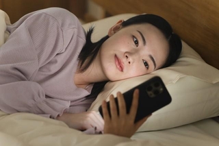 日中のストレスでつい夜更かしをしてしまう「リベンジ夜更かし」をする人が半数 ※画像はイメージです(aijiro/stock.adobe.com)