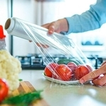 ラップといえば料理を保存したり、調理に役立つアイテム※画像はイメージです(Goffkein/stock.adobe.com)