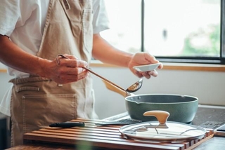 料理する男性 ※画像はイメージです(buritora/stock.adobe.com)