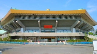 有名なビートルズのン日本武道館公演も、実は多大な批判の中でおこなわれました