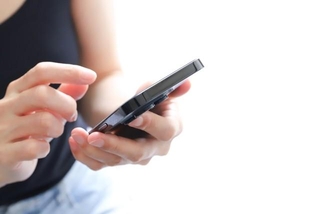 iPhoneを操作する様子※画像はイメージです(webbiz/stock.adobe.com/)