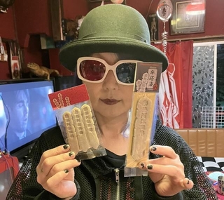 卒塔婆クッキーをもつ稲葉由夏さん(画像提供:奇貨屋白昼夢)