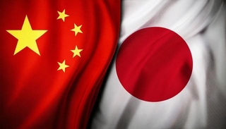 日本の国旗と中国の国旗 ※画像はAIが作成したイメージです(ochikosan/stock.adobe.com)