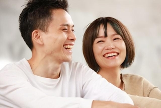 幸せな彼氏・彼女の姿※画像はイメージです(yamasan/stock.adobe.com/)