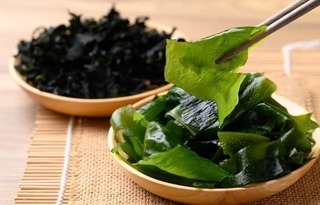 お味噌汁や酢の物、和え物など、食卓に欠かせない乾燥わかめ※画像はイメージです(nungning20/stock.adobe.com)