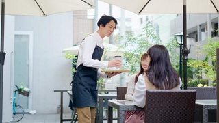 愛犬と散歩途中に立ち寄ったカフェで、隣の席の人が「フフッ」「かわいい~」と笑っている目線の先を見ると……(stock.adobe/aijiro)