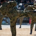 3位自衛官、2位警察官…制服がかっこいい仕事ランキング、1位はデザインやシルエットが魅力!