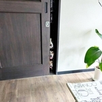 扉の隙間からチラリ→縦一列で顔をのぞかせる正体に爆笑「ノゾキーヌ」「ブレーメンの音楽隊」