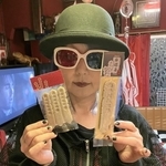 卒塔婆クッキーをもつ稲葉由夏さん(画像提供:奇貨屋白昼夢)