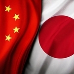 日本の国旗と中国の国旗 ※画像はAIが作成したイメージです(ochikosan/stock.adobe.com)