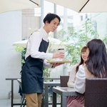 愛犬と散歩途中に立ち寄ったカフェで、隣の席の人が「フフッ」「かわいい~」と笑っている目線の先を見ると……(stock.adobe/aijiro)