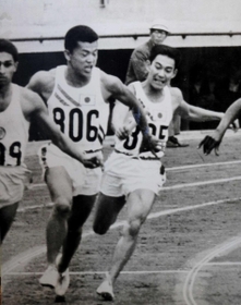 東京五輪陸上男子400メートルリレーで日本の第3走者を務めた浅井浄さん(右)=1964年10月20日、国立競技場(本人提供) 東京五輪陸上男子400メートルリレーで日本の第3走者を務めた浅井浄さん(右)=1964年10月20日、国立競技場(本人提供)