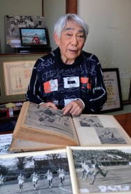 現役当時の写真や新聞記事を見ながら思い出を語る浅井浄さん=宝塚市逆瀬台1 現役当時の写真や新聞記事を見ながら思い出を語る浅井浄さん=宝塚市逆瀬台1