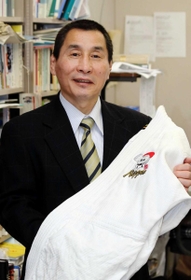 普段使う柔道着を手にする細川伸二さん。現在は母校天理大で体育学部長を務める=奈良県天理市、天理大体育学部キャンパス 普段使う柔道着を手にする細川伸二さん。現在は母校天理大で体育学部長を務める=奈良県天理市、天理大体育学部キャンパス