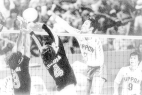 ロサンゼルス五輪のアルゼンチン戦でスパイクを放つ田中幹保さん(中央)=1984年8月8日、ロングビーチ・スポーツ・アリーナ(共同) ロサンゼルス五輪のアルゼンチン戦でスパイクを放つ田中幹保さん(中央)=1984年8月8日、ロングビーチ・スポーツ・アリーナ(共同)
