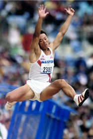 シドニー五輪陸上男子走り幅跳びで予選に挑む森長正樹さん=2000年9月25日、五輪スタジアム(共同) シドニー五輪陸上男子走り幅跳びで予選に挑む森長正樹さん=2000年9月25日、五輪スタジアム(共同)