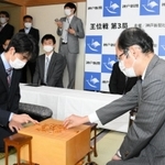 対局室を検分する木村一基王位(右)と藤井聡太棋聖=3日午後、神戸・有馬温泉の旅館「中の坊瑞苑」(撮影・後藤亮平)