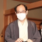 王位戦第3局の対局開始10分ほど前に対局場入りする木村一基王位=4日午前、神戸市北区有馬町、旅館「中の坊瑞苑」(撮影・吉田敦史)