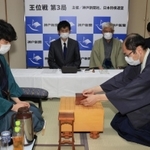 初日の対局を終え、片付けた駒が入った箱を盤上に置く木村一基王位(手前右)。手前左は藤井聡太棋聖=4日午後、神戸市北区有馬町、旅館「中の坊瑞苑」(撮影・斎藤雅志)