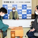初日の棋譜を再現する藤井聡太棋聖(左)と木村一基王位=5日午前8時54分、神戸市北区有馬町の旅館「中の坊瑞苑」(撮影・後藤亮平)