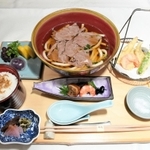藤井棋聖の昼食は谷川浩司九段もお気に入りという「肉うどん」御膳=5日午後0時2分、神戸市北区有馬町の旅館「中の坊瑞苑」(撮影・後藤亮平)