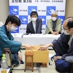 木村一基王位(右)を破り、二冠目の王位奪取に王手をかけた藤井聡太棋聖=5日夜、神戸市北区有馬町、旅館「中の坊瑞苑」(撮影・鈴木雅之)