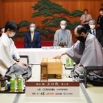 王位戦第4局で初手を指す木村一基王位(右)。左は藤井聡太棋聖=19日午前、福岡市中央区の大濠公園能楽堂