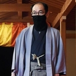 王位戦第4局の対局場に入る木村一基王位=19日午前、福岡市中央区の大濠公園能楽堂