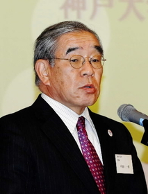 神戸大学と神戸新聞社の連携シンポジウム「つ「つなぎ いかす 地域の力~篠山からの挑戦」で開会挨拶をする内田一徳・神戸大学理事=2014年12月7日、篠山市黒岡、篠山市民センター(撮影・冨居雅人) 神戸大学と神戸新聞社の連携シンポジウム「つ「つなぎ いかす 地域の力~篠山からの挑戦」で開会挨拶をする内田一徳・神戸大学理事=2014年12月7日、篠山市黒岡、篠山市民センター(撮影・冨居雅人)