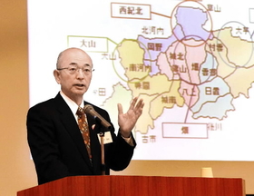 「篠山に住もう帰ろう」運動を説明する酒井隆明篠山市長=篠山市黒岡、篠山市民センター 「篠山に住もう帰ろう」運動を説明する酒井隆明篠山市長=篠山市黒岡、篠山市民センター